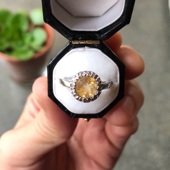 Jewelry - Pretty Ring